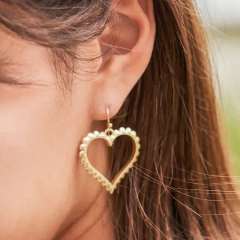 18kt Matte Gold Plated Scalloped Heart Earrings in Gold NIB - Picture 2 of 10
